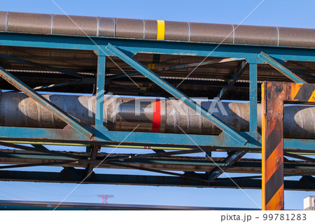 鹿島コンビナート　パイプラインの配管ラック 99781283