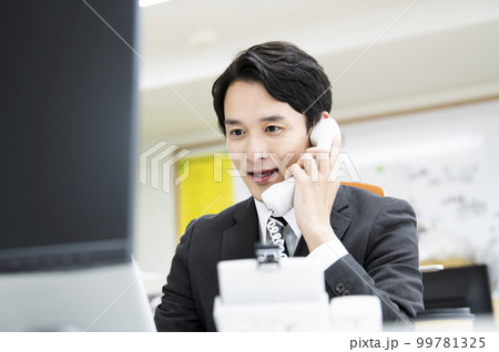 ビジネス　オフィス　電話　男性　通話　笑顔 99781325