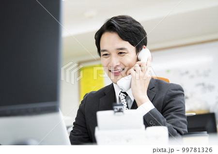 ビジネス オフィス 電話 男性 通話 笑顔 ビジネス オフィス 電話 男性 通話 笑顔 99781326
