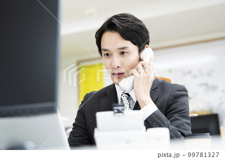 ビジネス　オフィス　電話　男性　通話 99781327