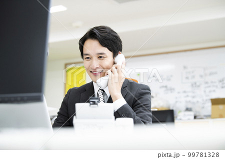 ビジネス　オフィス　電話　男性　通話　笑顔 99781328
