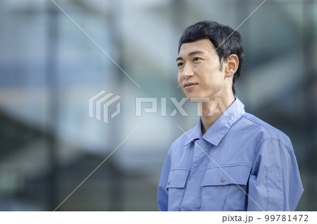 作業服を着た30代の男性　ポートレート　撮影協力「LINK FOREST」 99781472