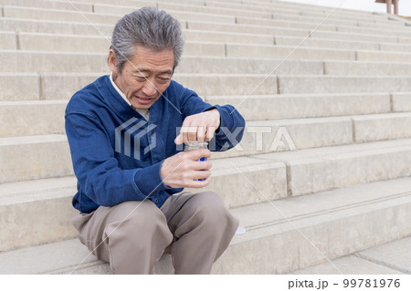 昼間からお酒を飲む男性 99781976