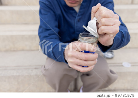 昼間からお酒を飲む男性 99781979