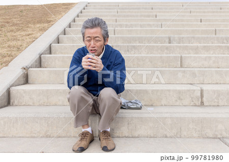 昼間からお酒を飲む男性 99781980