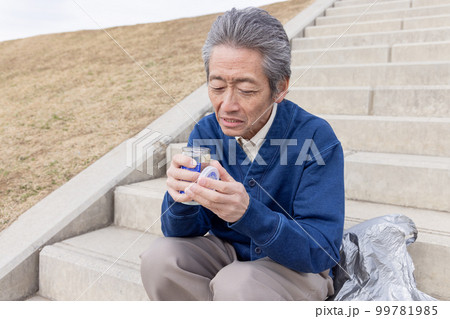 昼間からお酒を飲む男性 99781985