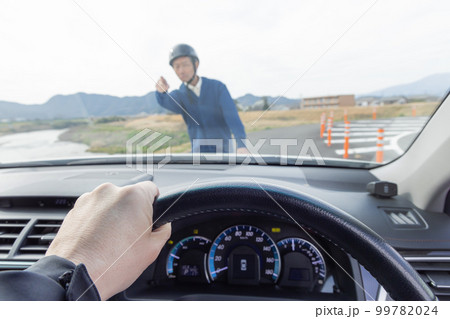 ドライバーに向かい文句を言う高齢者　煽り運転 99782024