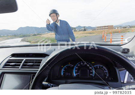 ドライバーに向かい文句を言う高齢者　煽り運転 99782035