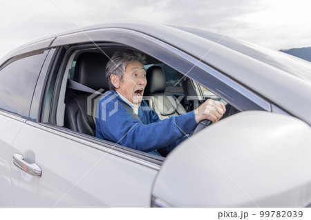 事故を起こしたシニアドライバー 事故を起こしたシニアドライバー 99782039
