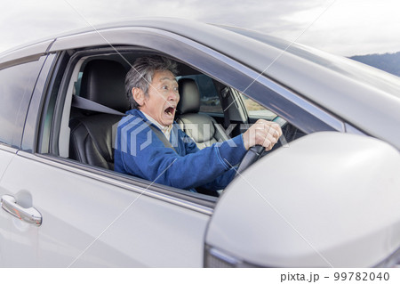 事故を起こしたシニアドライバー 99782040