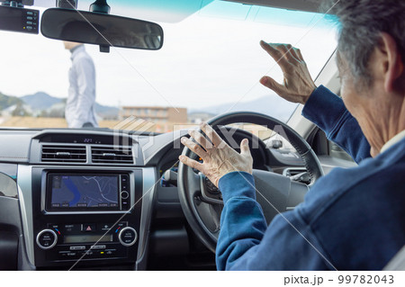 高齢者ドライバー事故の瞬間 99782043
