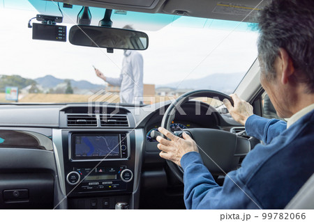 高齢者ドライバー事故の瞬間 99782066