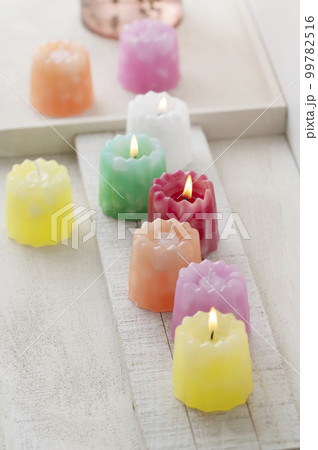 カラフルなキャンドル　カヌレ型キャンドル 99782516