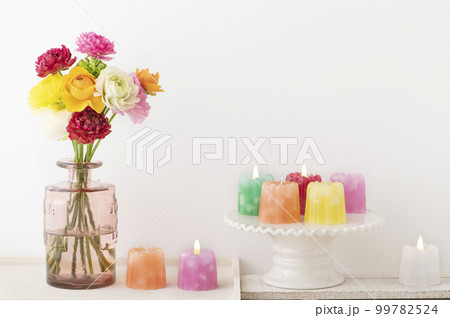 ラナンキュラスとカラフルなキャンドル 99782524