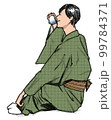 胡坐座りで湯呑で飲む着物の男性 99784371