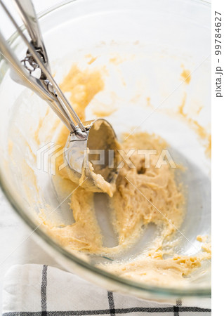 Scooping cake batter with dough scoop into - Stock Photo [103499250] -  PIXTA