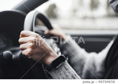 車を運転する女性の手元 99784656