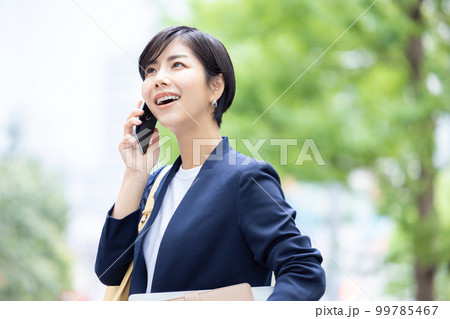 ビジネス スマホで電話をする女性のポートレート ビジネス スマホで電話をする女性のポートレート 99785467