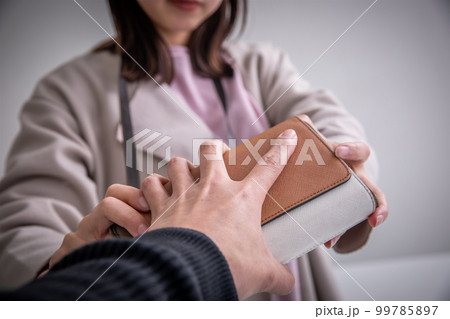 財布を盗む男性の手元　crime 99785897