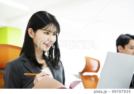 ビジネス　オフィス　女性　デスクワーク　横顔　笑顔 99787934