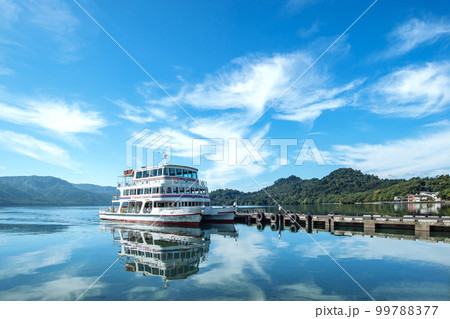 【青森県十和田湖畔休屋】十和田湖畔休屋の風景。遊覧船が休屋港(遊覧船乗り場)に到着 【青森県十和田湖畔休屋】十和田湖畔休屋の風景。遊覧船が休屋港(遊覧船乗り場)に到着 99788377