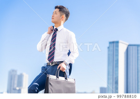 暑い日に外回りをする若いビジネスマン 暑い日に外回りをする若いビジネスマン 99788810