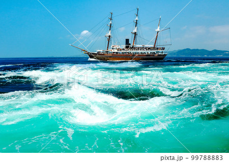 鳴門海峡の渦潮と観潮船　徳島県鳴門市 99788883