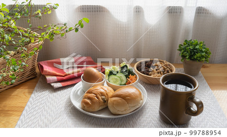 テーブルの上の軽食 99788954