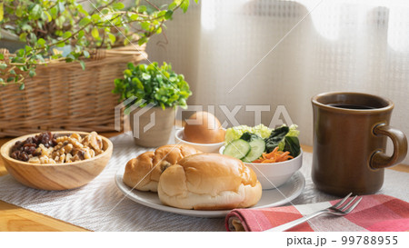 テーブルの上の軽食 99788955