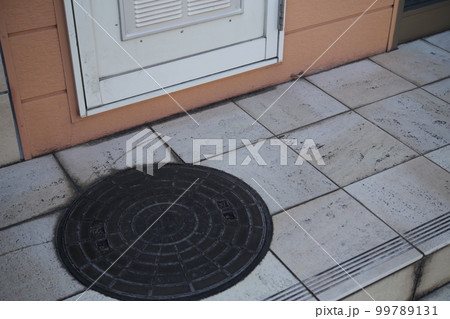 出入口のマンホール 99789131