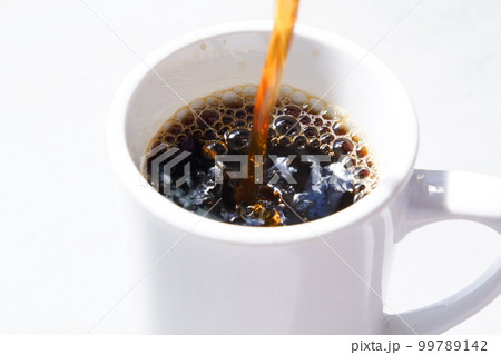 淹れたてのコーヒーをマグカップに注ぐ 淹れたてのコーヒーをマグカップに注ぐ 99789142