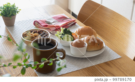 テーブルの上の軽食 99789170