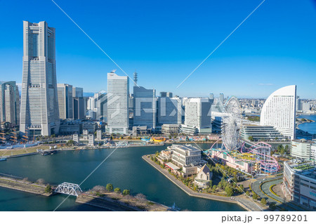 快晴の日の横浜みなとみらい都市風景 99789201
