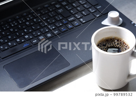 ノートパソコンとコーヒーでデスクワーク ノートパソコンとコーヒーでデスクワーク 99789532