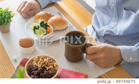 軽食を食べる男性 軽食を食べる男性 99789675