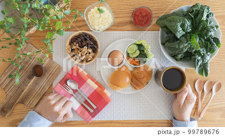 軽食を食べる男性 軽食を食べる男性 99789676