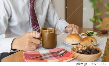 軽食を食べるビジネスマン 軽食を食べるビジネスマン 99789679