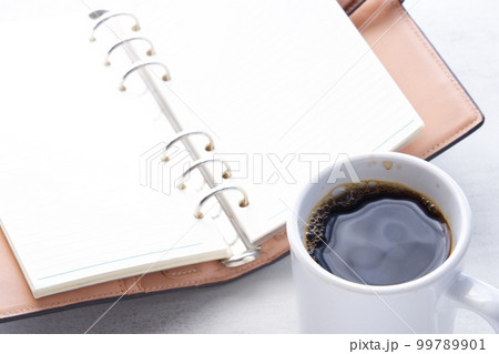 システム手帳とコーヒーでデスクワーク 99789901