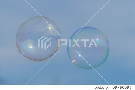 空に浮かぶ二つの大きなシャボン玉 99790099