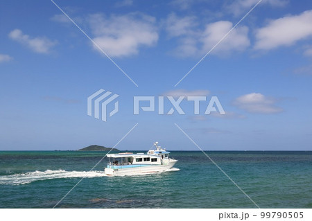 沖縄　宮古島市　大神島に向かうフェリースマヌかりゆす 99790505