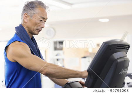 ジムのランニングマシンを操作する中高年男性 99791008