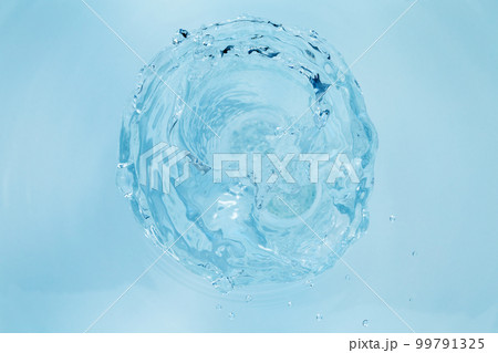 パイプから吹き出す水. パイプから吹き出す水. 99791325