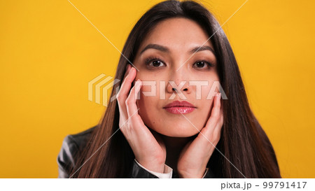 Pretty Asian girl in close-up 99791417