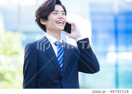 ビジネス スマホで通話する若い男性 撮影協力「LINK FOREST」 ビジネス スマホで通話する若い男性 撮影協力「LINK FOREST」 99792528