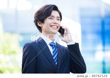 ビジネス　スマホで通話する若い男性　撮影協力「LINK FOREST」 99792529