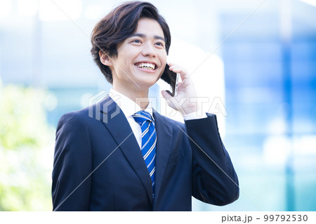ビジネス スマホで通話する若い男性 撮影協力「LINK FOREST」 ビジネス スマホで通話する若い男性 撮影協力「LINK FOREST」 99792530
