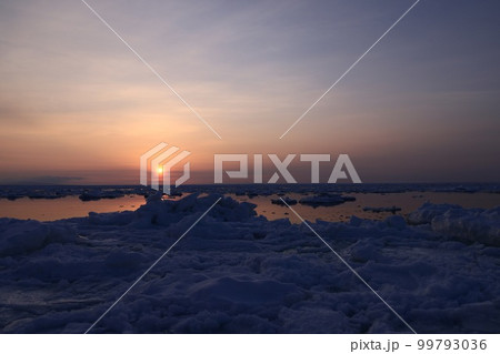 北海流氷原の夕焼け 99793036