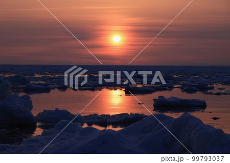 北海に沈む日輪 99793037