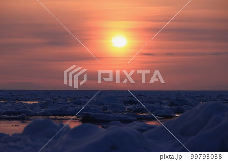 オホーツク海上の日輪 99793038