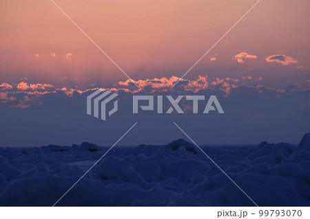 北海の頭雲照らす 99793070